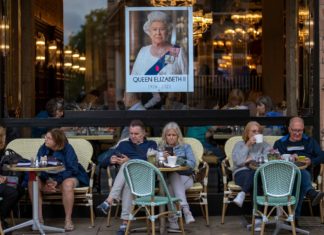 Royal followers give London tourism a bump amid UK financial woes 4LD7NUBWIUI63IGWIFJJTP7L2U.jpgw1440