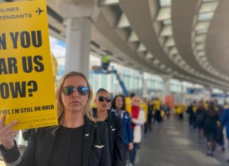 United Airways flight attendants picket at over a dozen airports, demanding higher operations United airlines 2