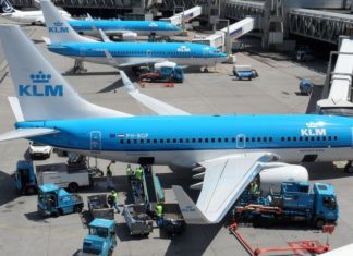 KLM might drop 30 locations if Schiphol contraction plan strikes ahead 1280px klm boeing 737 700 ph bgp regenwulp at schiphol airport