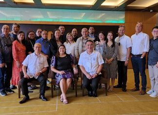 Tourism officers are practitioners of public historical past