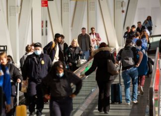 Extra than1,000 US flights delayed Sunday as main airports urge passengers to reach early for journey