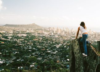10 finest Hawaii cruise ideas for getting probably the most out of your island-hopping journey Preteen overlooking Honolulu cityscape Blasius Erlinger
