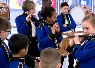 College fife and drum corps greets veterans with patriotic music at Dulles Airport