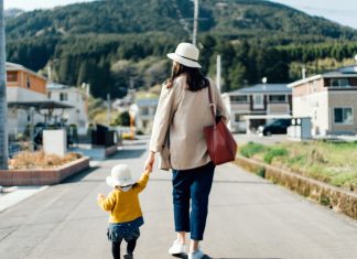 10 Essential Travel Tips for Moms with Toddlers