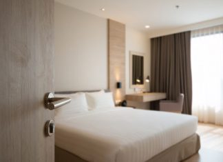 Flight attendant shares why hotel guests should always throw a water bottle under the bed