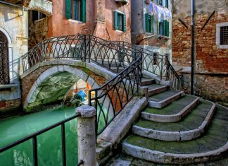 Venice to Ban Large Group Tours to Fight Mass Tourism